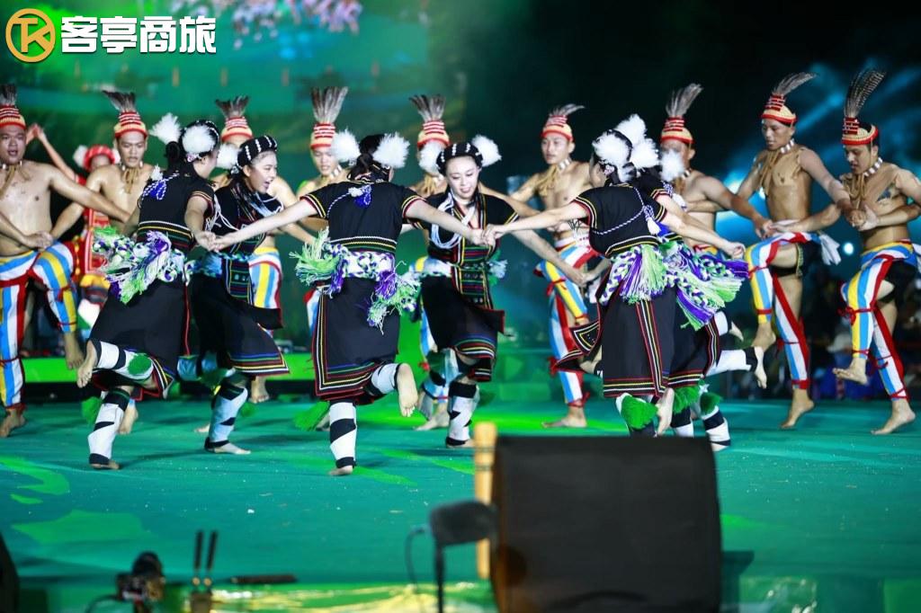 傳統服飾舞者在草坪舞台表演