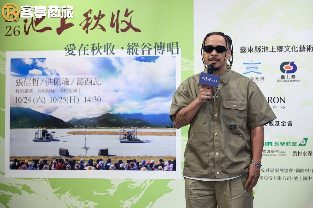 戴墨鏡男歌手於記者會拿麥克風分享