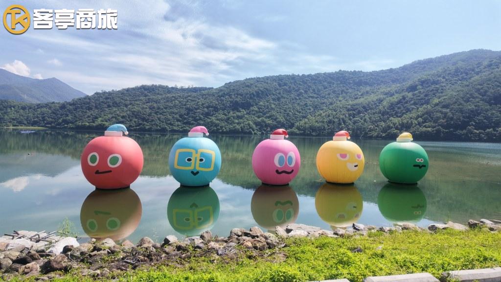 鯉魚潭五顆萌帽公仔倒影特寫