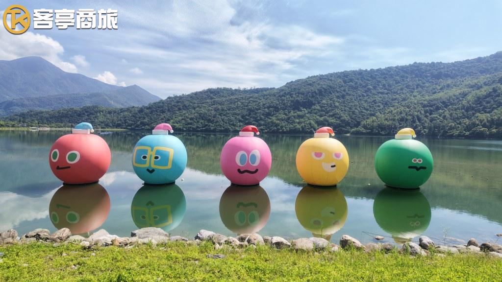 鯉魚潭五顆萌帽公仔漂浮近景