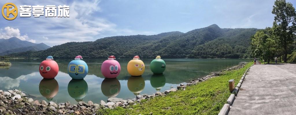 鯉魚潭五顆萌帽公仔漂浮遠景